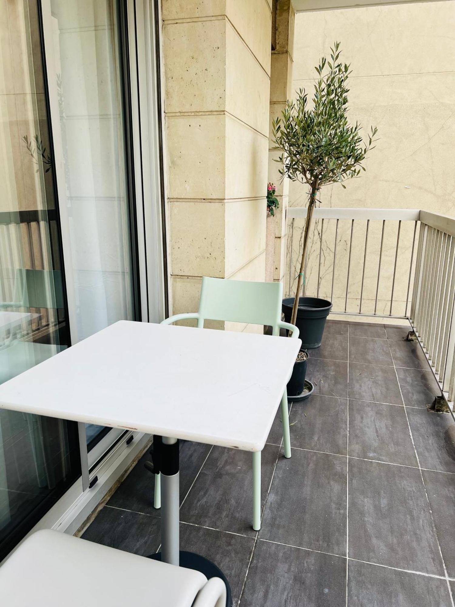 Another Attractive Flat Near By St-germain, St-placide *